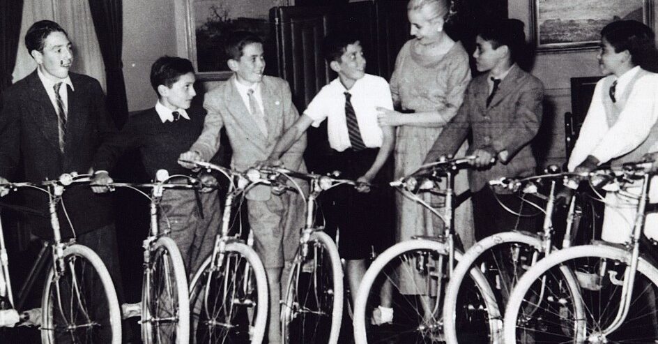 Evita durante una entrega de bicicletas en la Residencia Presidencial, ca. 1950